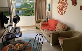 Apartamento Praia das Astúrias, 2 minutos de caminhada para praia, piscina, garagem demarcada